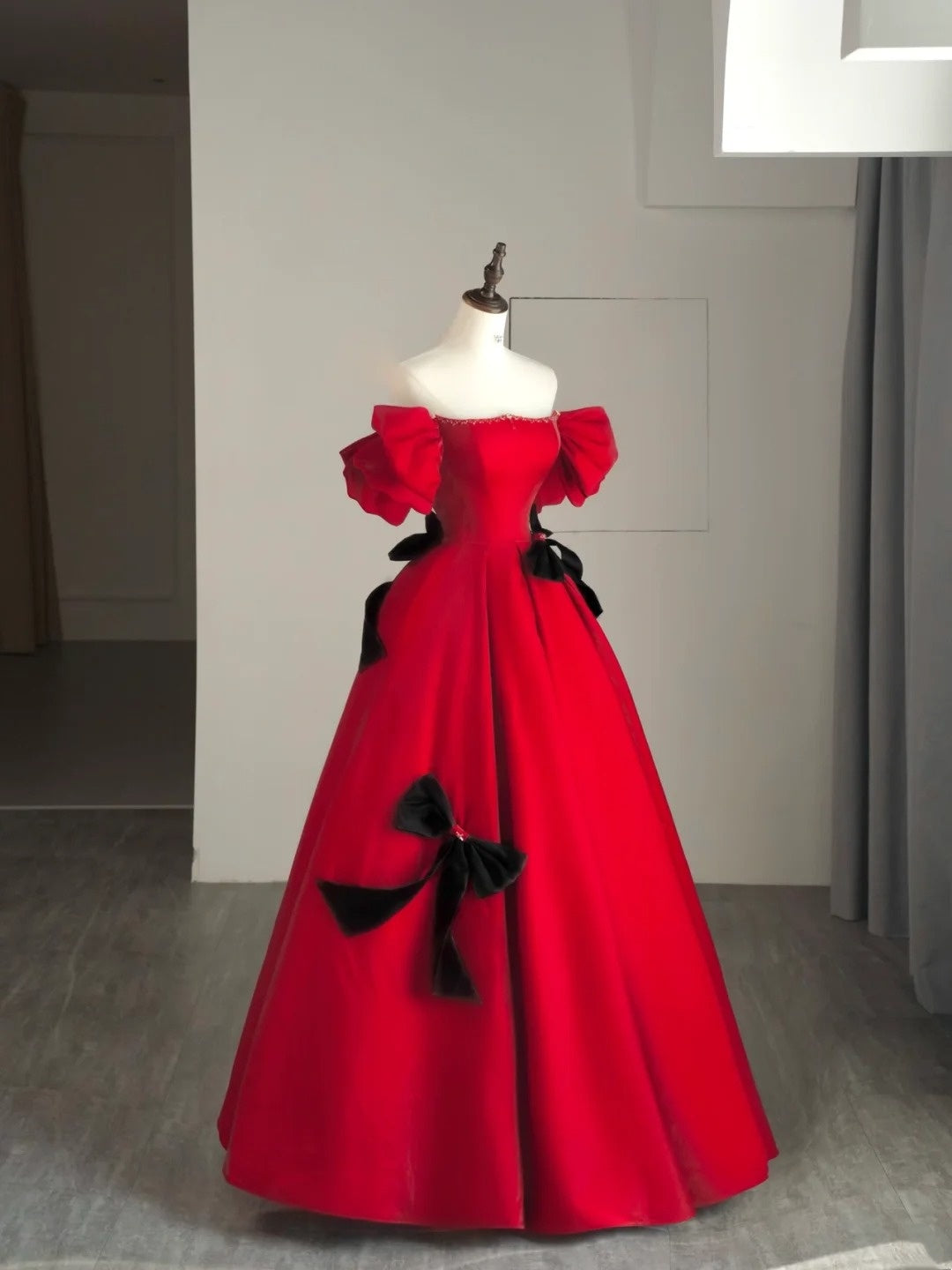 Robe de bal élégante et discrète, épaules dénudées, en satin rouge, idéale pour une soirée étudiante ou un bal de fin d'année (N1165).