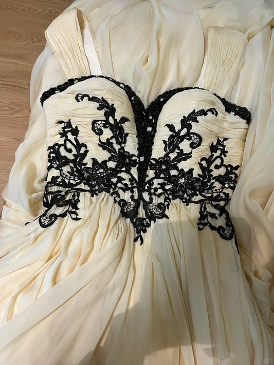 Vintage A-Linien Sweetheart Champagner mit schwarzen Applikationen lange Abschlussballkleider Partykleid Geburtstagskleider Abschlusskleid N2838