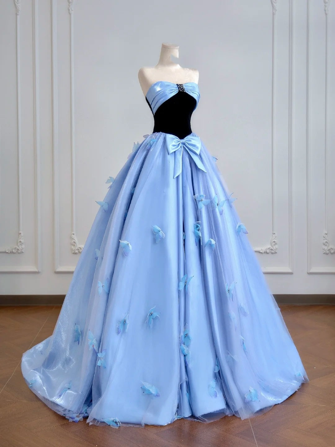 Robe de bal intemporelle bustier en satin bleu avec nœud papillon - Inspiration robes de soirée N308