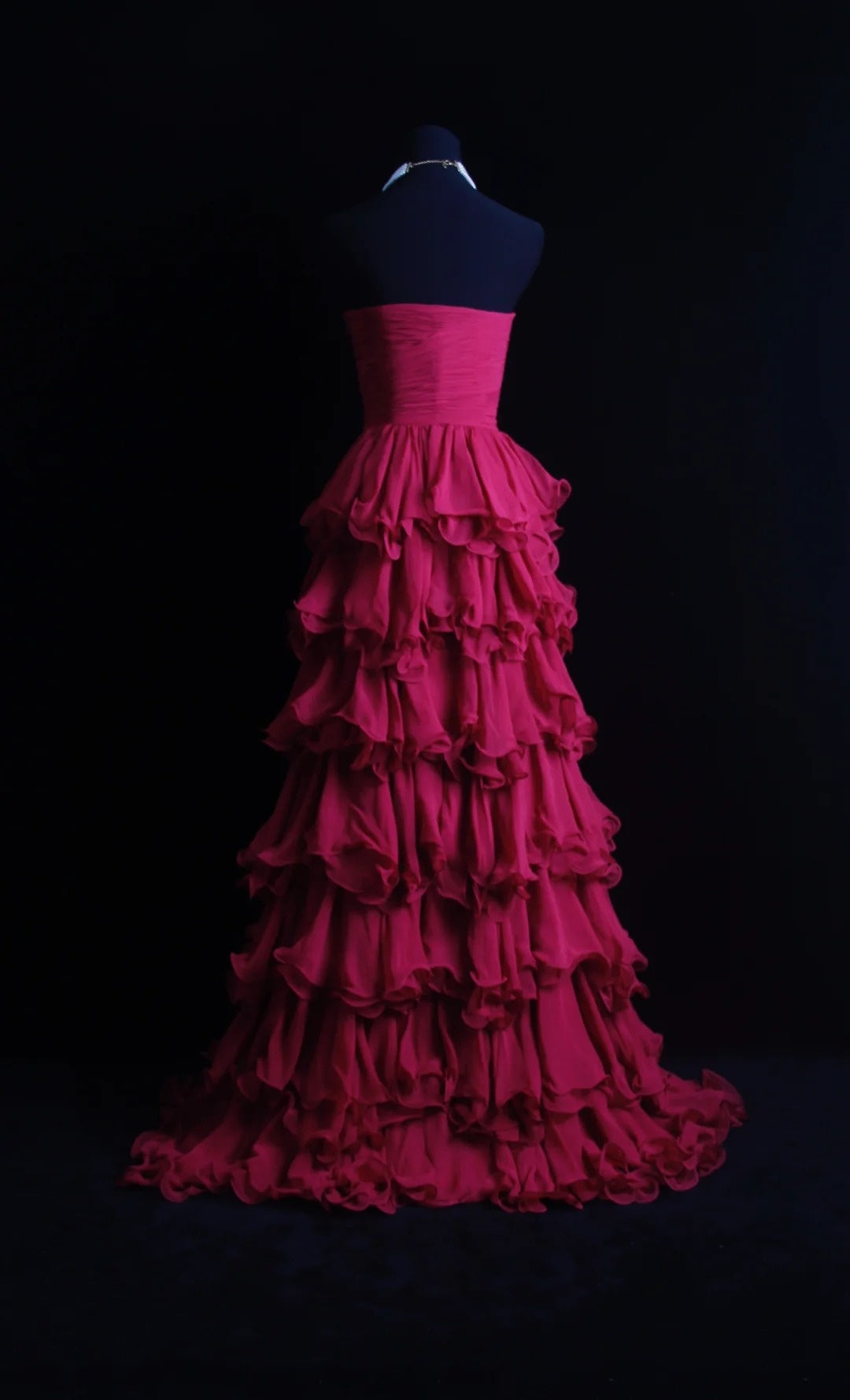 Robe de bal longue rétro années 2000, coupe trapèze, décolleté cœur, en mousseline rose à volants. Inspiration pour une tenue de 19e anniversaire. Robe de soirée N501
