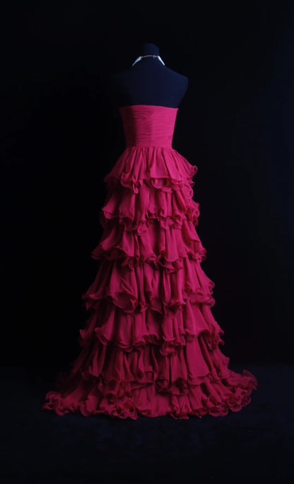 Robe de bal longue rétro années 2000, coupe trapèze, décolleté cœur, en mousseline rose à volants. Inspiration pour une tenue de 19e anniversaire. Robe de soirée N501