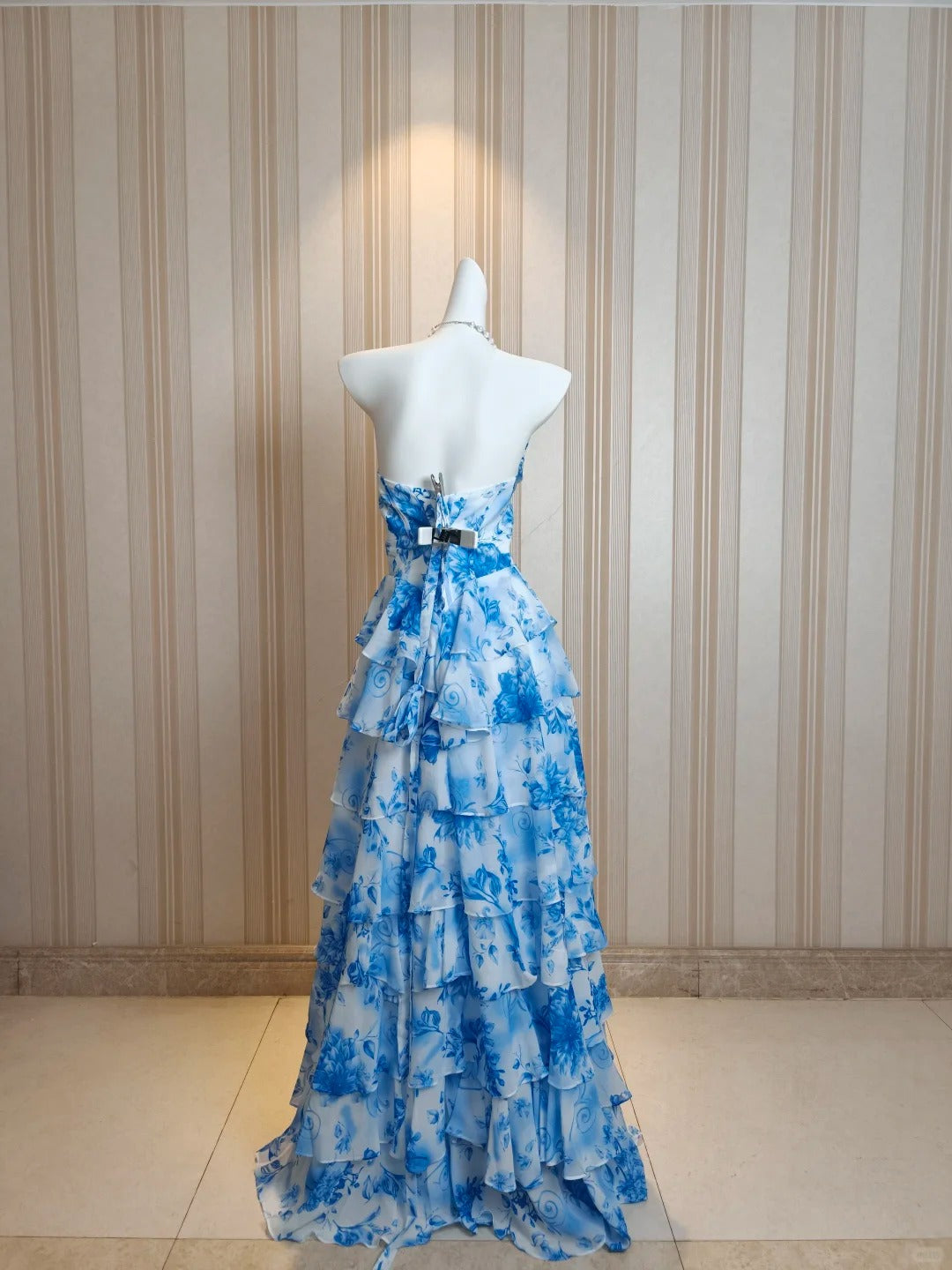 Robe de Soirée Modeste Coupe Évasée Cœur Floral Bleu en Mousseline de Soie à Volants Superposés, pour Rendez-vous Galant ou Bal de Promo N4482
