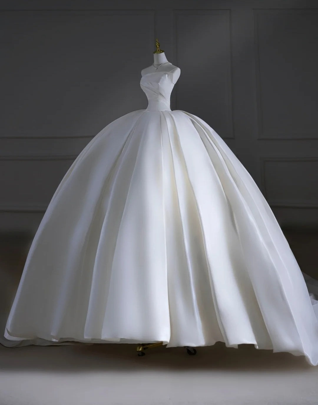 Robe de mariée intemporelle, robe de bal bustier en satin plissé, robe de mariée longue cintrée avec traîne, AB2528