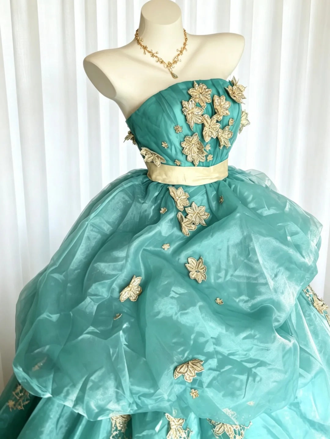 Robe de bal princesse bustier bleu à volants superposés avec dentelle dorée Robe de 16e anniversaire Robe de Quinceañera N4182