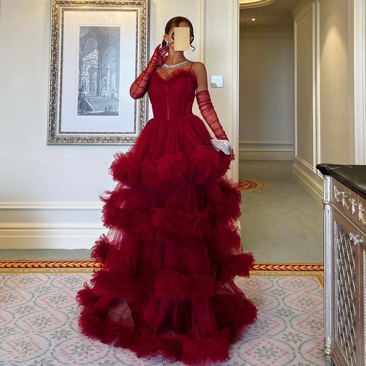 Rotes, gestuftes Maxi-Ballkleid aus Tüll mit Rüschen, Herzausschnitt, Spaghettiträgern und A-Linien-Schnitt im arabischen Stil AB1639
