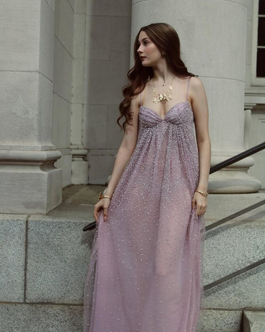 Elegantes, langes Sommerkleid mit A-Linien-Linie, Spaghettiträgern, lila Pailletten, geeignet für Strand, Abendveranstaltungen und Hochzeiten im Frühling (Modell N1397)
