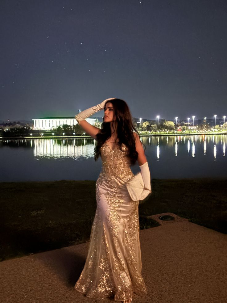 Robe de bal longue sirène à fines bretelles et sequins dorés, idéale pour la remise des diplômes (N450)