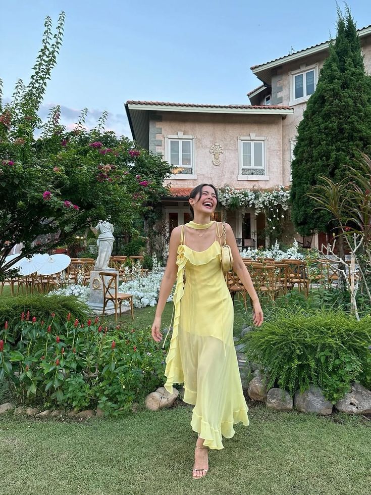 Robe de bal simple trapèze à volants avec foulard, bretelles spaghetti, jaune mousseline, sans manches, idéale pour les vacances, les mariages et les invités (N253)