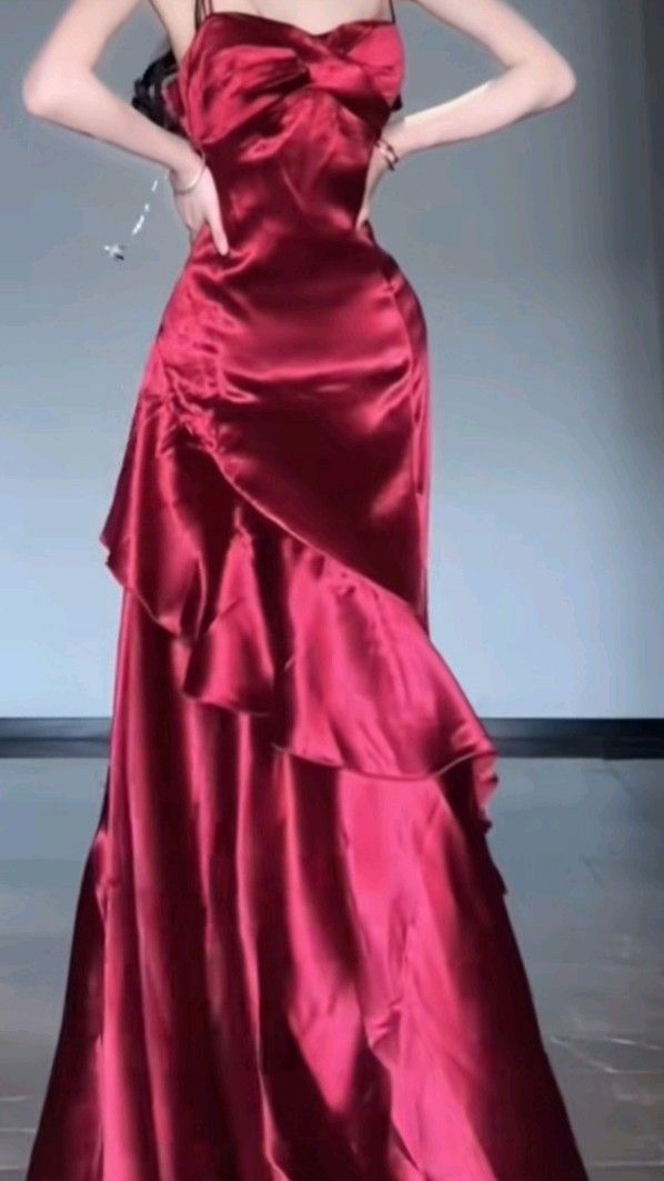 Schlichtes, langes Meerjungfrauen-Abendkleid aus burgunderrotem Satin mit Spaghettiträgern – Inspiration für formelle Anlässe und Partys (AB1210)