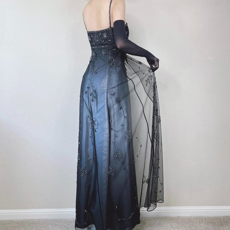 Elegantes, langes, blau-graues, zart perlenbesetztes Tüllkleid in A-Linie – perfekt für formelle Anlässe wie Geburtstage oder Abschlussbälle (N1697)
