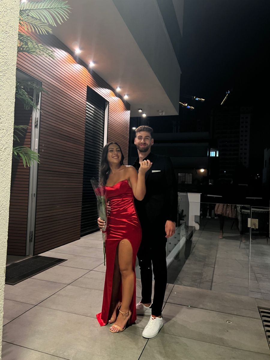 Robe de bal longue rouge fourreau sans bretelles avec fente en satin, idéale pour une soirée formelle ou un 20e anniversaire (N461)