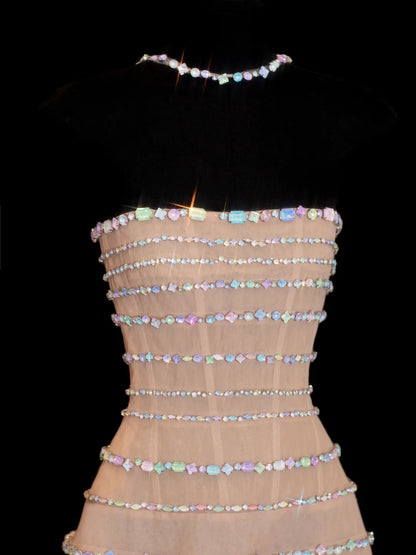 Robe de bal longue N142, sans bretelles, couleur champagne scintillante, ornée de perles argentées.