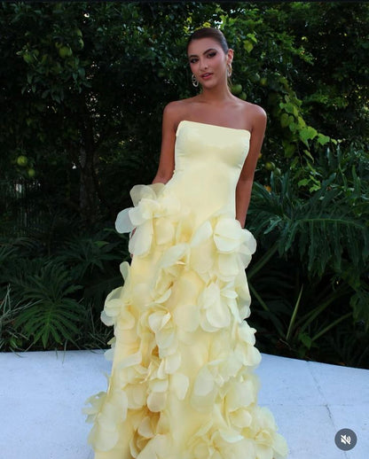 Robe de bal jaune en mousseline, bustier, coupe trapèze, inspiration robe de bal longue et simple AB251