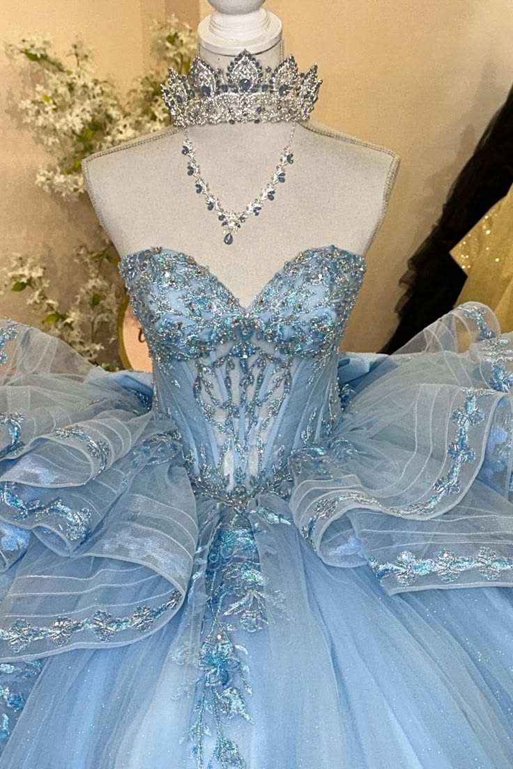Robe de bal unique en tulle bleu à décolleté cœur et plusieurs volants, longue, idéale pour un bal de promo, une quinceañera ou un anniversaire de 15 ou 16 ans (AB1237).