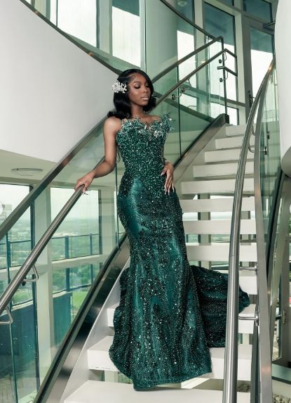 Robe de soirée sirène vert émeraude en satin perlé à une épaule de luxe N599