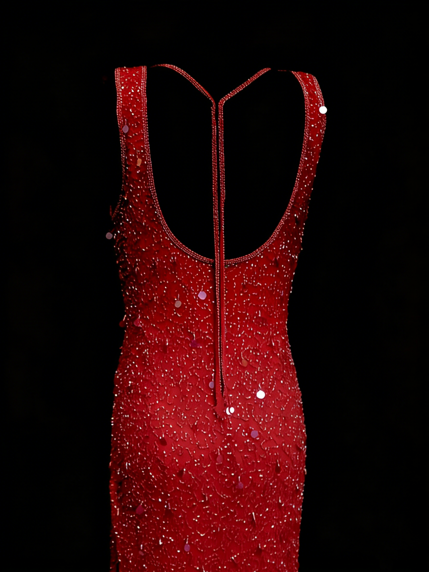 Robe fourreau rouge à sequins, col rond, style modeste, idéale pour une soirée formelle ou une remise de diplômes (N1155)