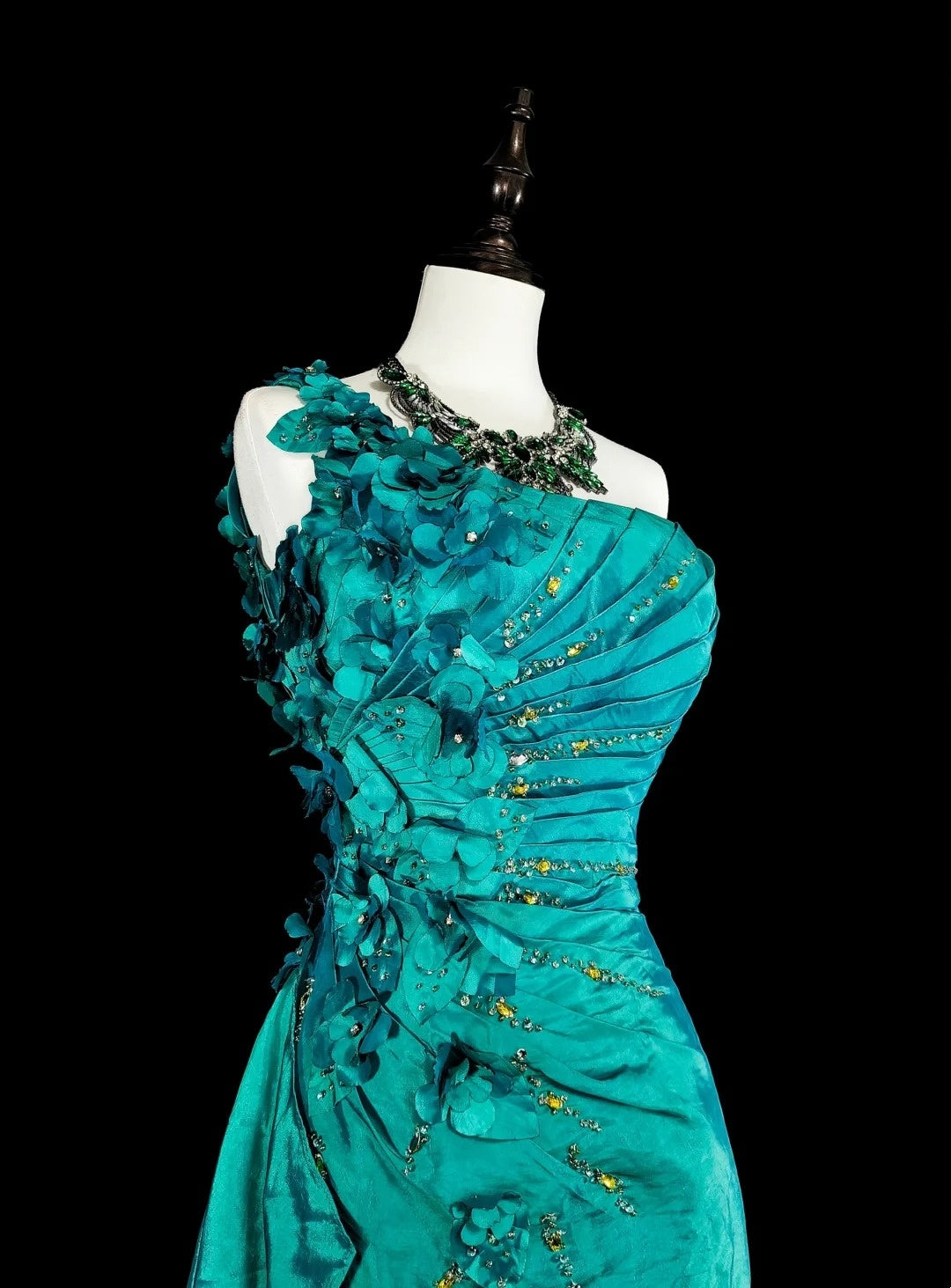 Robe de bal longue vintage sirène asymétrique verte années 70 avec plis et perles, N1838