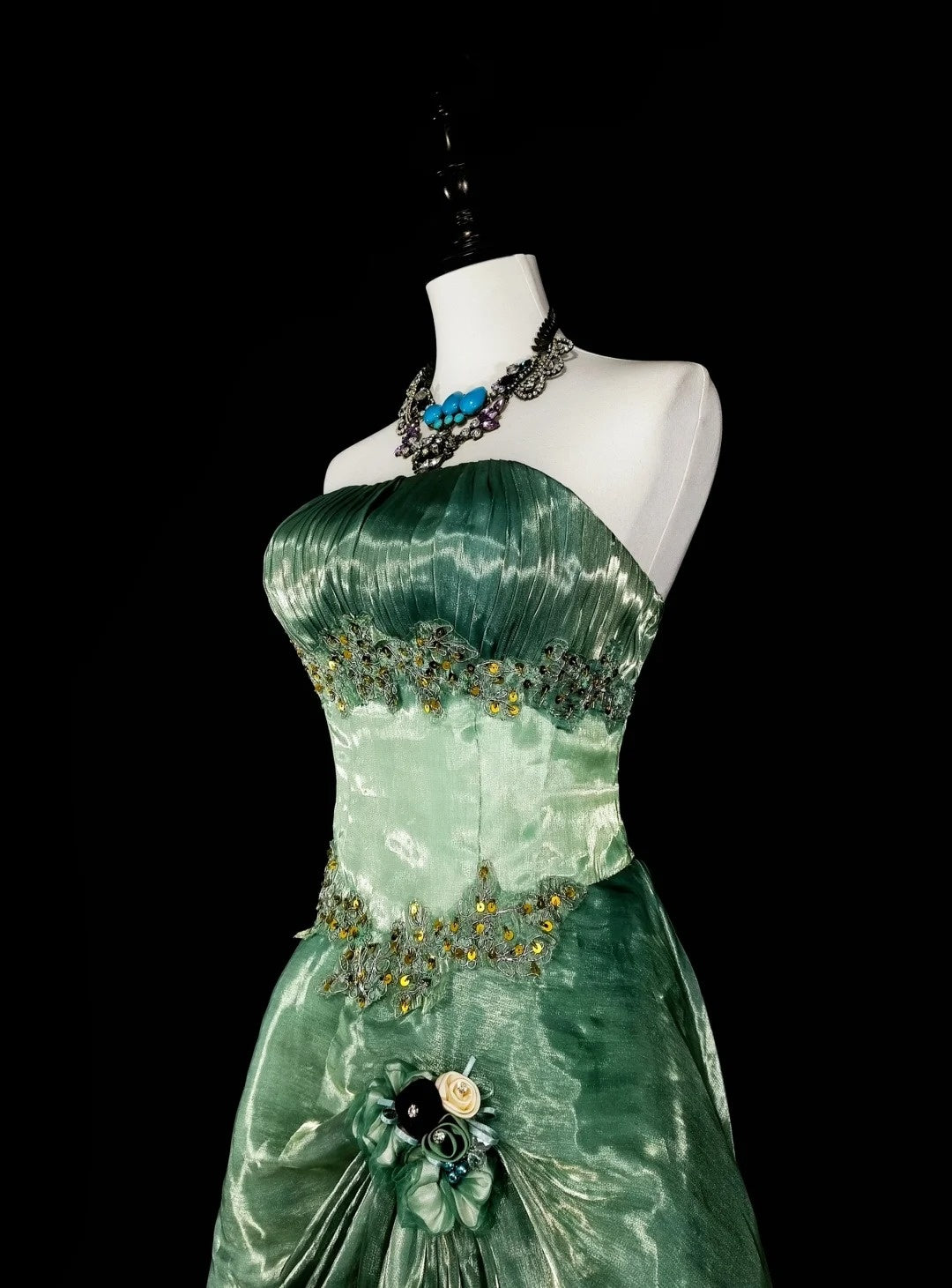 Robe de bal longue vintage vert sauge, bustier, coupe trapèze, en organza, années 70, référence N1835