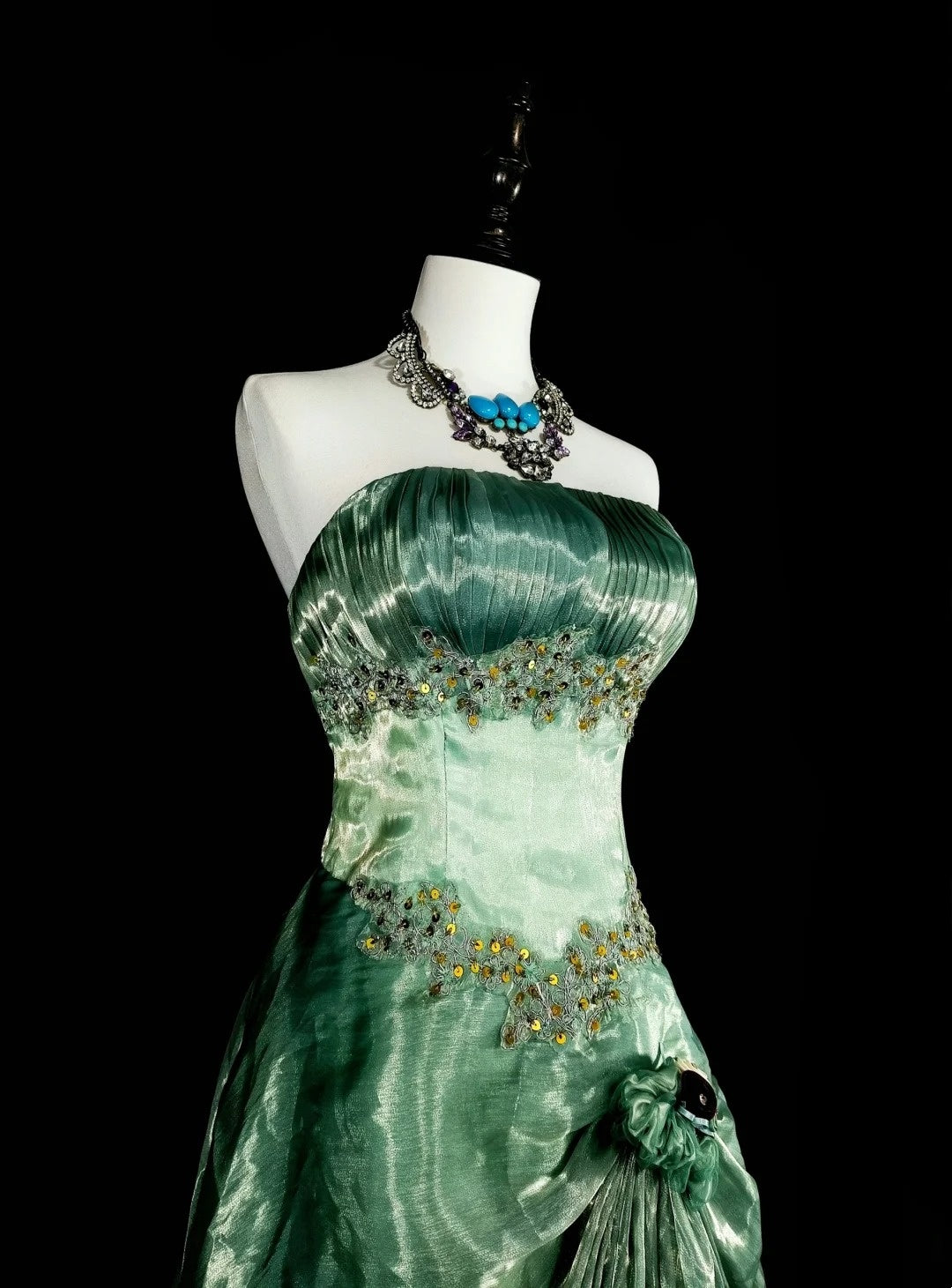 Robe de bal longue vintage vert sauge, bustier, coupe trapèze, en organza, années 70, référence N1835