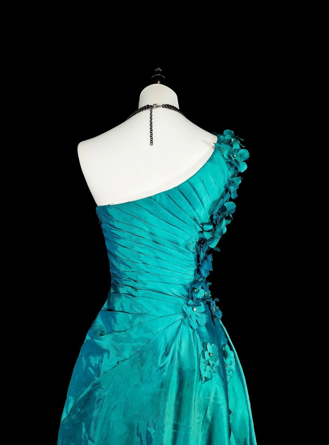 Robe de bal longue vintage sirène asymétrique verte années 70 avec plis et perles, N1838