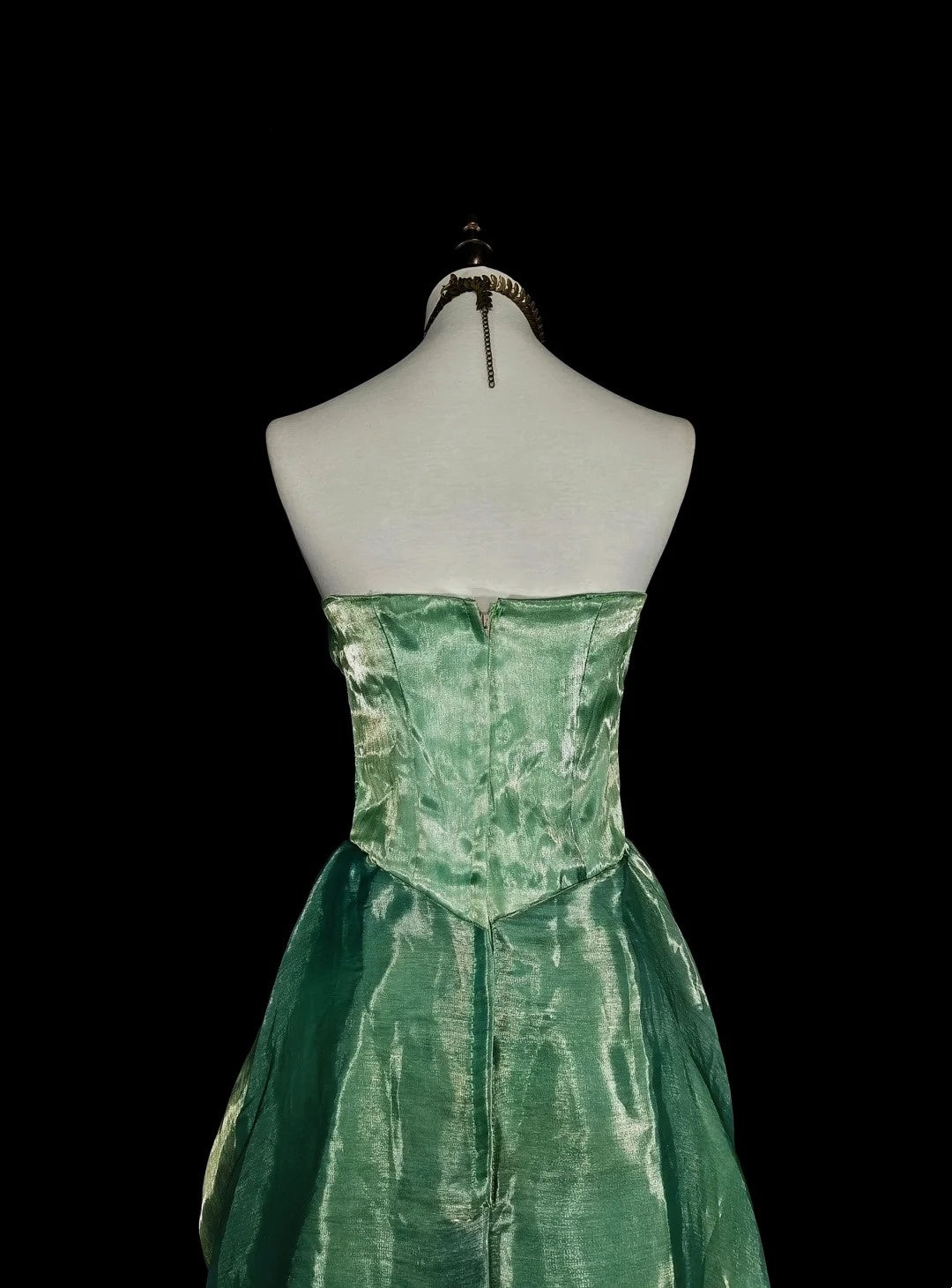 Robe de bal longue vintage vert sauge, bustier, coupe trapèze, en organza, années 70, référence N1835