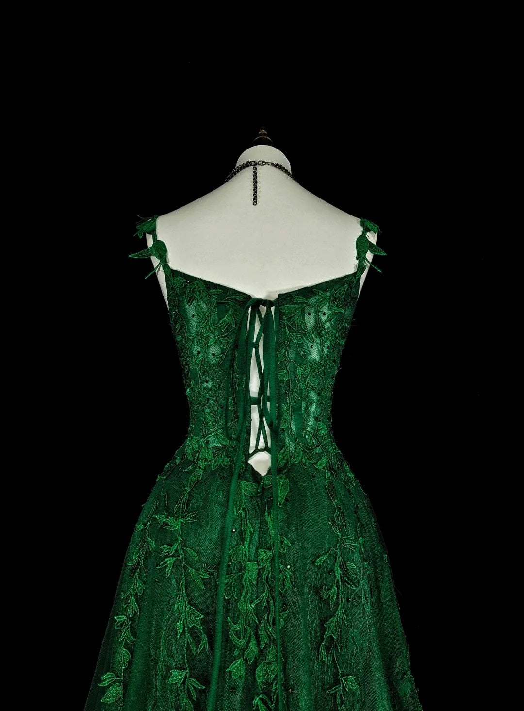 Schlichtes, langes A-Linien-Abendkleid mit Spaghettiträgern aus dunkelgrünem Tüll und Applikationen, Modell N1847