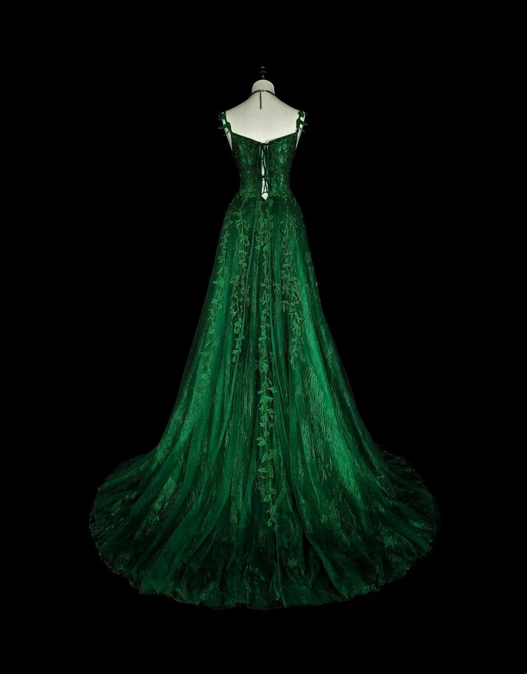 Schlichtes, langes A-Linien-Abendkleid mit Spaghettiträgern aus dunkelgrünem Tüll und Applikationen, Modell N1847