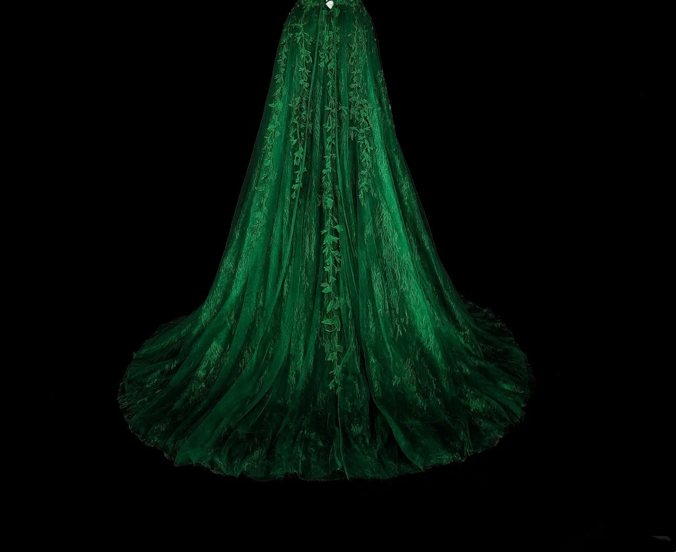 Schlichtes, langes A-Linien-Abendkleid mit Spaghettiträgern aus dunkelgrünem Tüll und Applikationen, Modell N1847