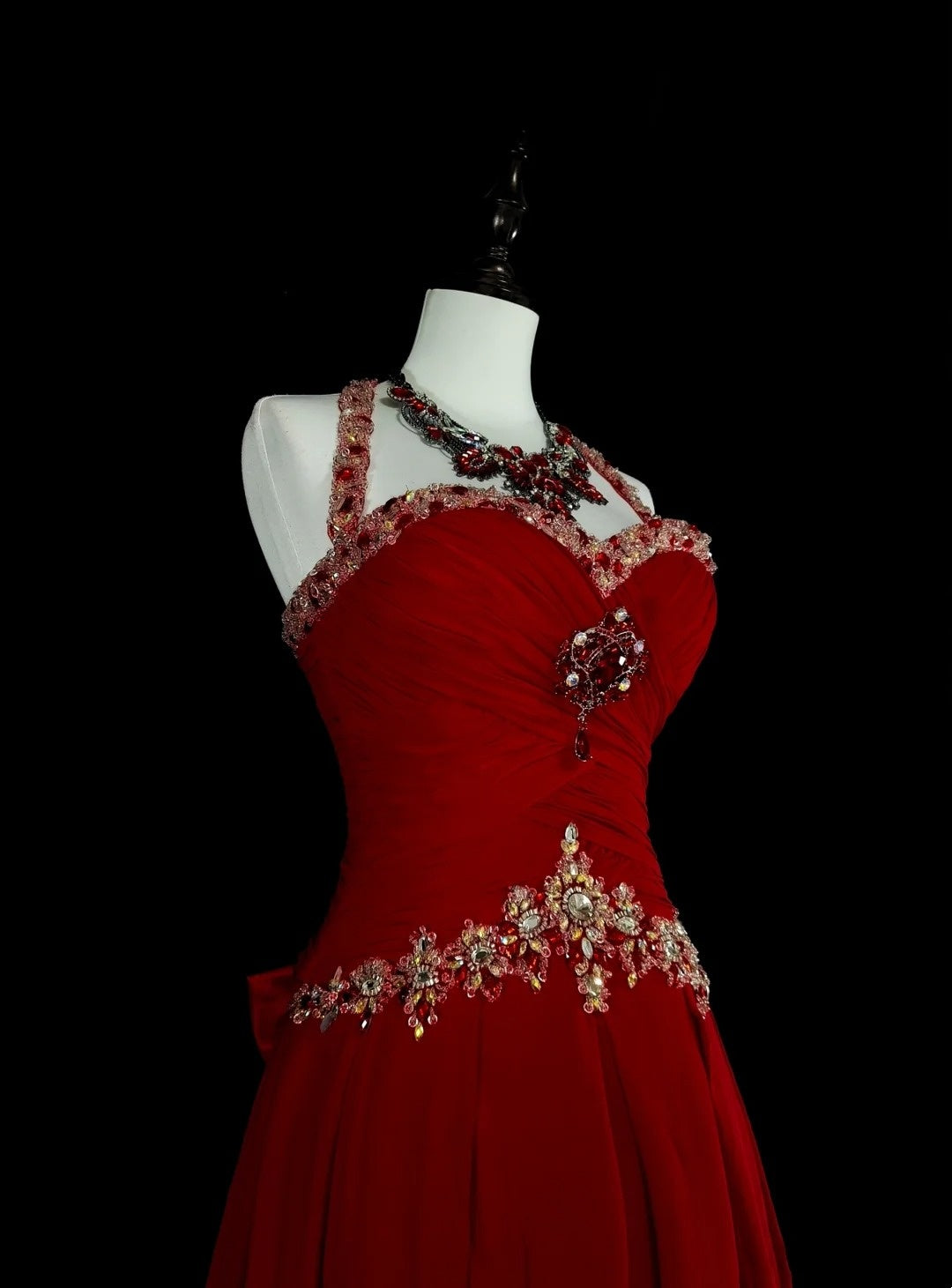 Robe de bal longue rouge vintage années 1760, coupe trapèze, dos nu, nœud papillon dans le dos, sans manches, plissée, N1587