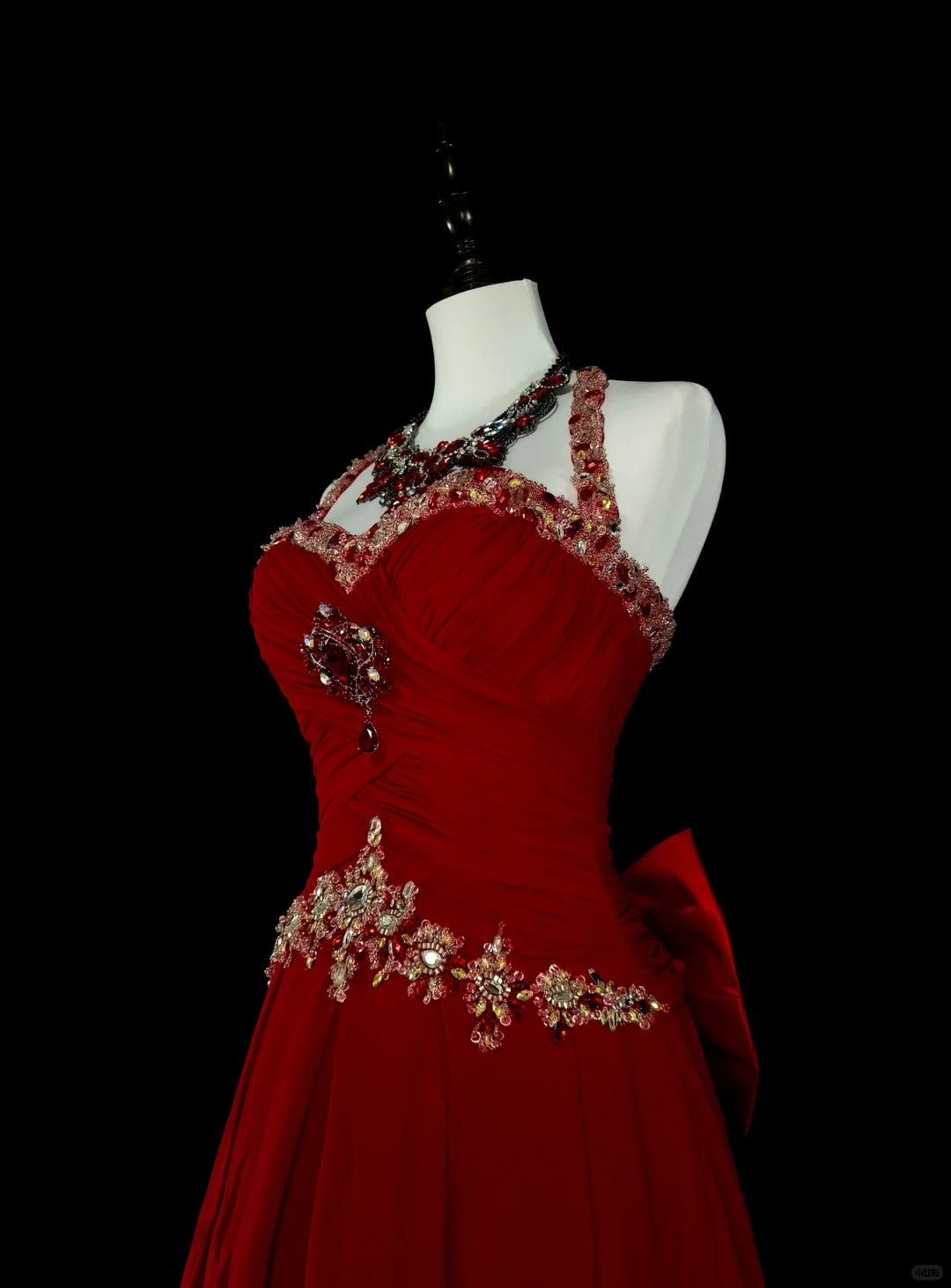 Robe de bal longue rouge vintage années 1760, coupe trapèze, dos nu, nœud papillon dans le dos, sans manches, plissée, N1587