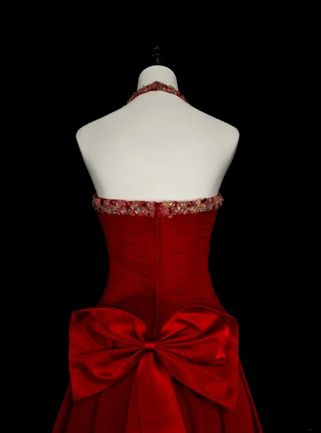 Robe de bal longue rouge vintage années 1760, coupe trapèze, dos nu, nœud papillon dans le dos, sans manches, plissée, N1587