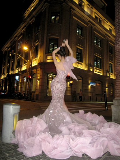 Robe de bal sirène rose à une épaule et à volants, longue et élégante, idéale pour une soirée de remise de diplômes (N078)