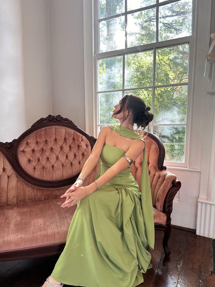 Robe de bal bustier en satin vert sauge, coupe trapèze, inspiration robe de bal longue et simple avec foulard N288