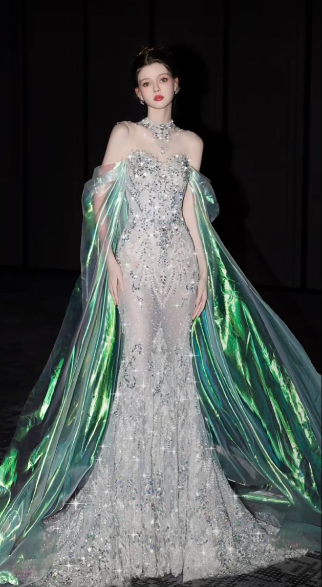 Robe de bal sirène en organza argenté et vert, col montant, manches longues et perles, modèle AB1513