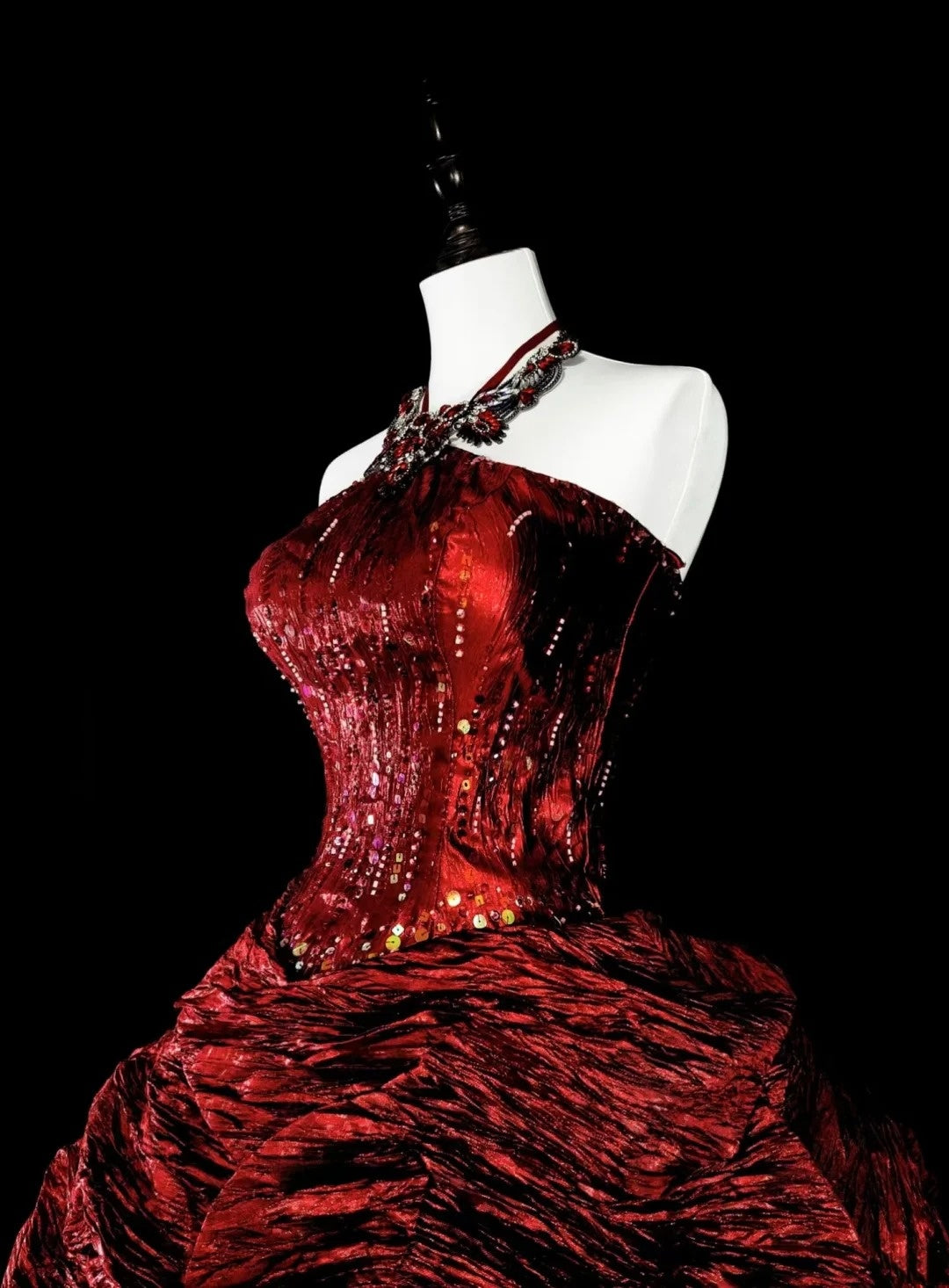 Robes de bal modestes en taffetas bordeaux avec encolure licou et volants, longue robe de quinceañera N3067