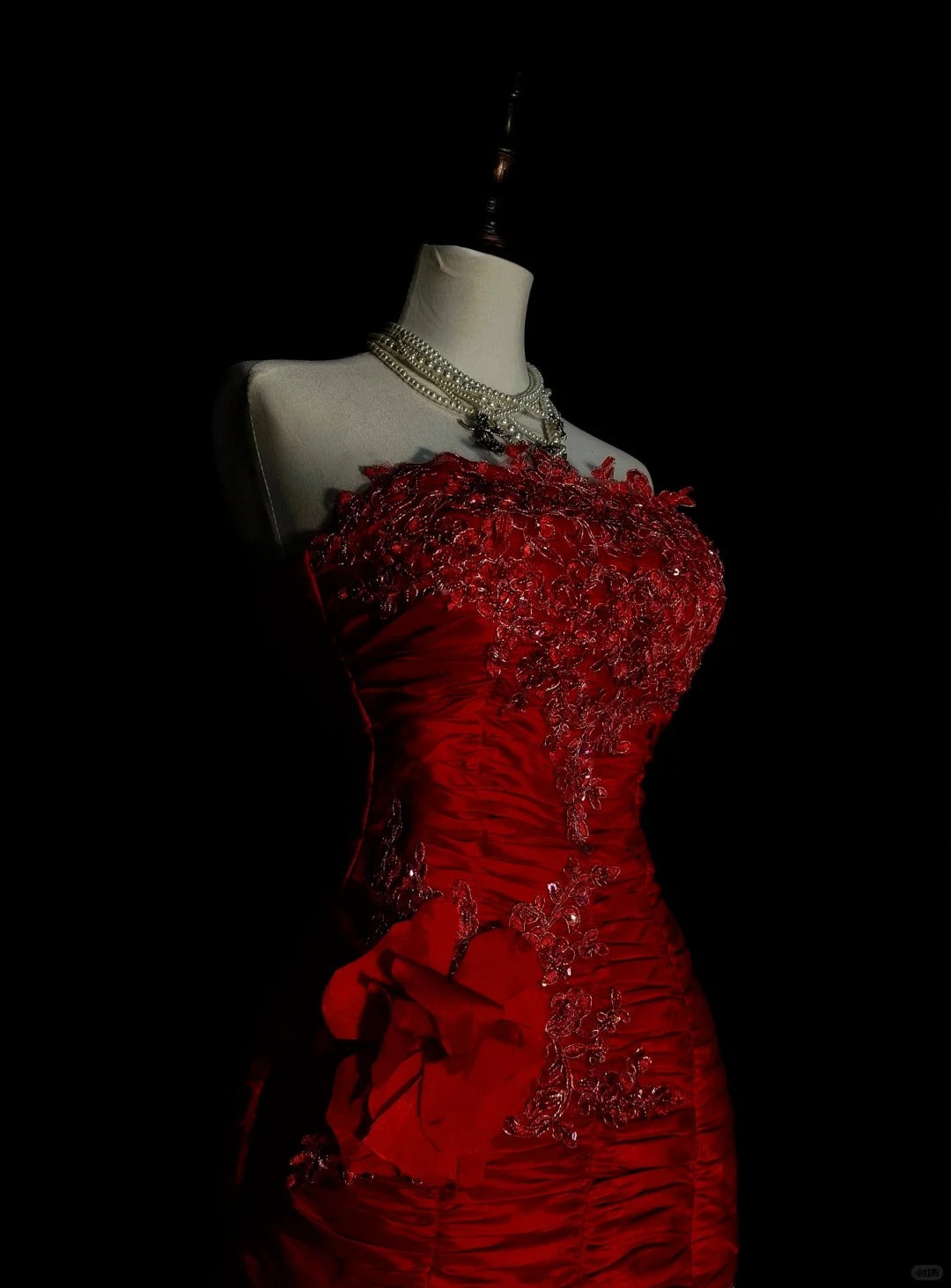 Robe de bal longue sirène vintage sans bretelles en tulle rouge avec appliques, style années 80, référence N1440
