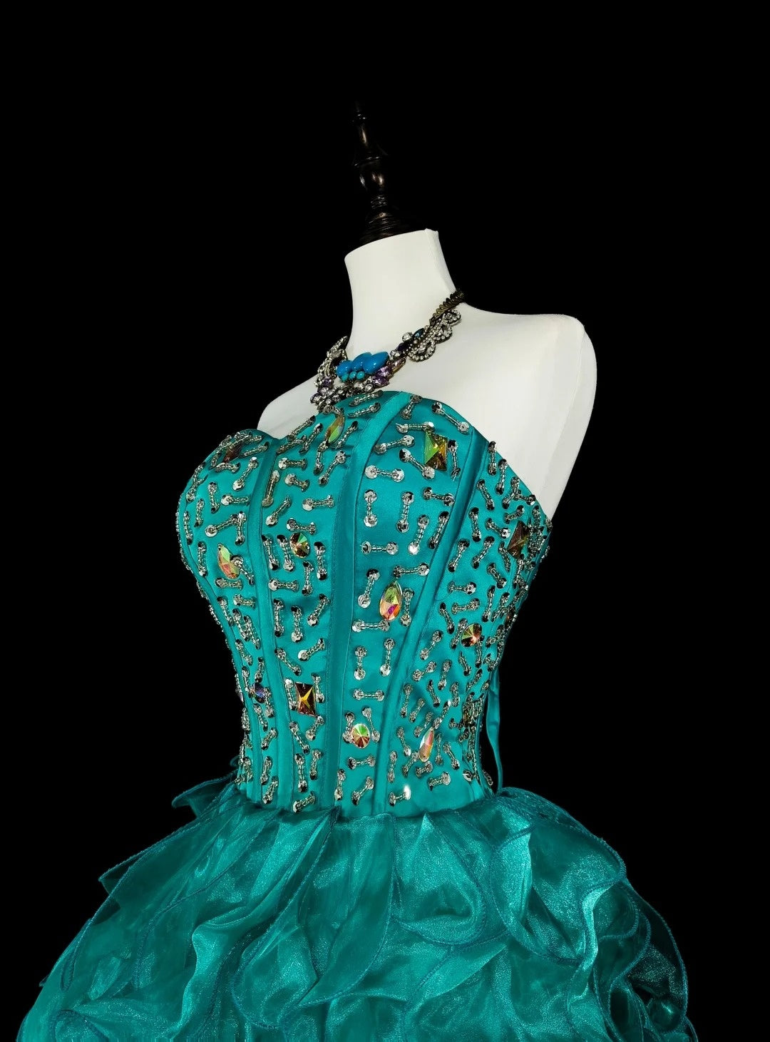 Robe de bal longue vintage années 1760, bustier cœur, en organza vert, sans manches, à volants superposés, N1588
