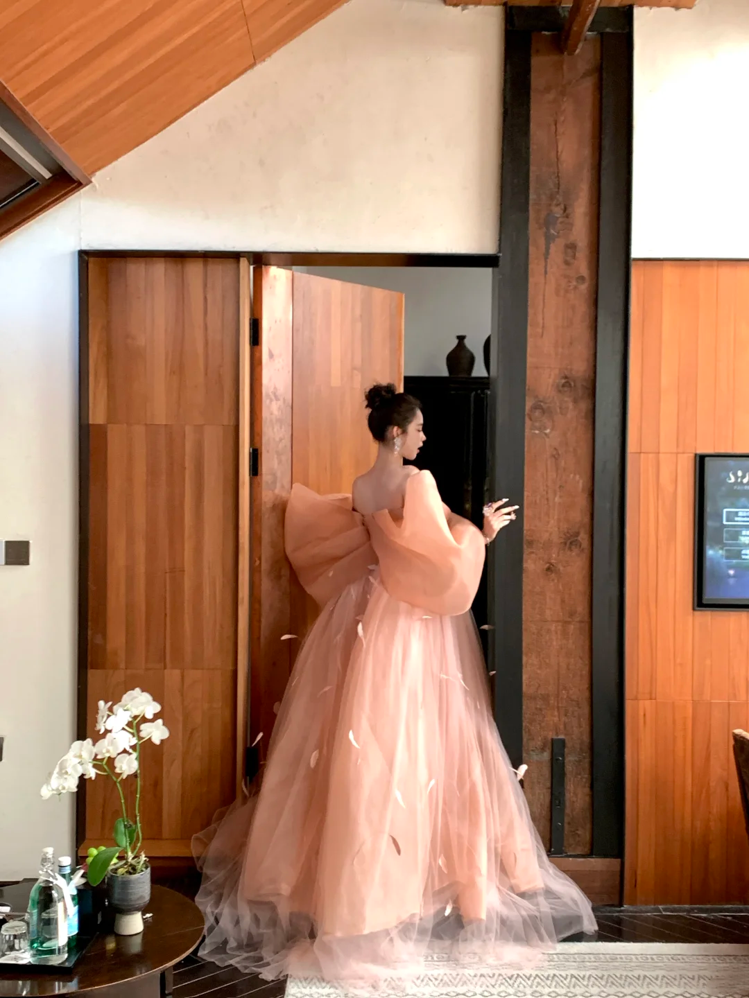Elegantes, schulterfreies Ballkleid in Korallenrosa mit langen Ärmeln und Schleife – ein ästhetisches, langes Abendkleid für Abschlussfeiern (N065).
