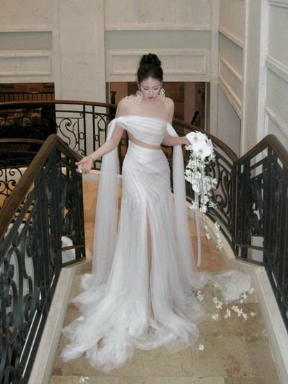 Robe de mariée sirène simple en tulle blanc à épaules dénudées avec plis et fronces, style féerique, référence N066