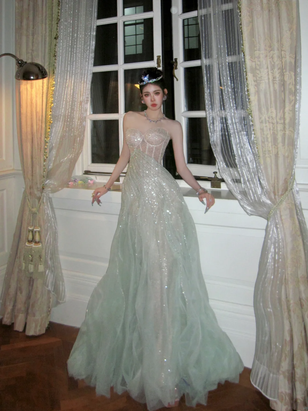 Robe de bal longue et bustier verte à paillettes et cristaux, style trapèze, N069
