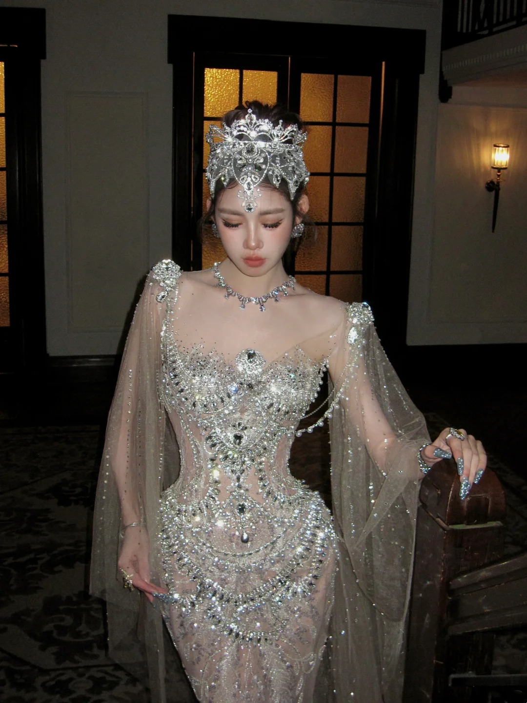 Robe de mariée sirène argentée à paillettes et traîne longue avec cape, robe de mariée féerique N067
