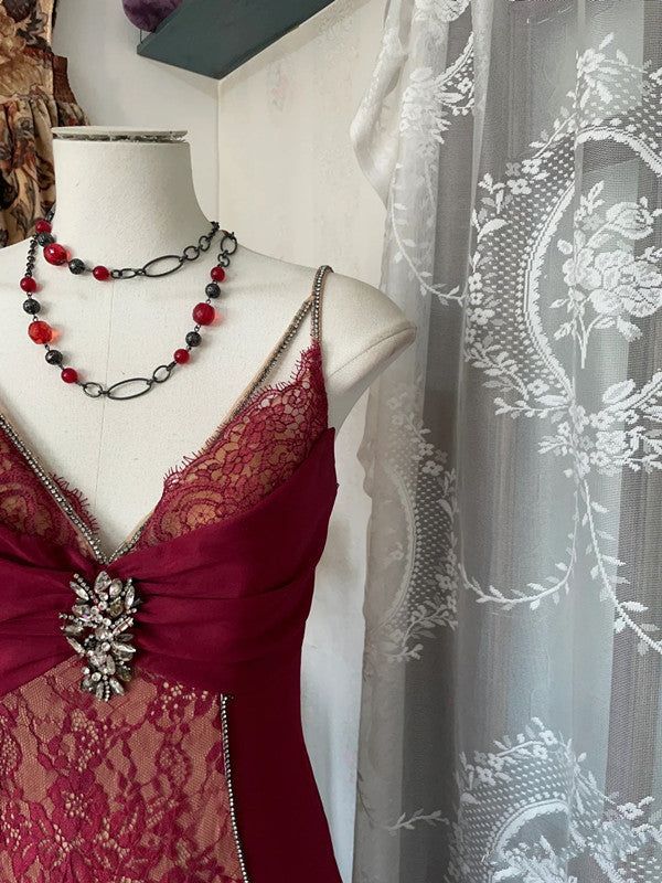Robe de bal longue bordeaux vintage en dentelle à col en V, style sirène, pour soirée ou danse, référence N535