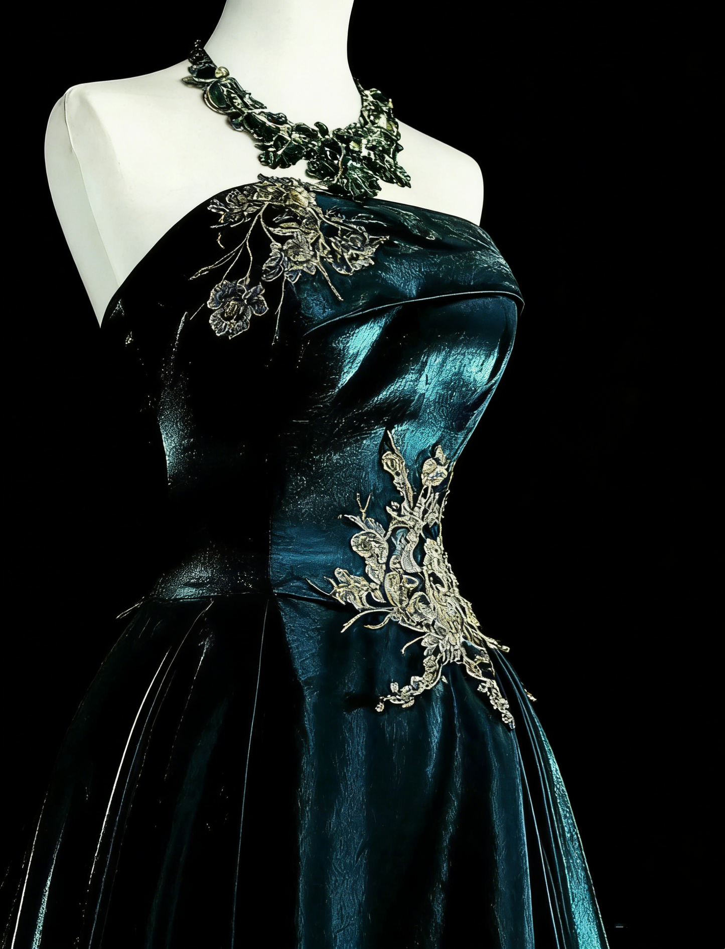 Robe de bal longue vintage années 70, coupe trapèze, bustier, en velours vert foncé avec appliques dorées, référence N1845