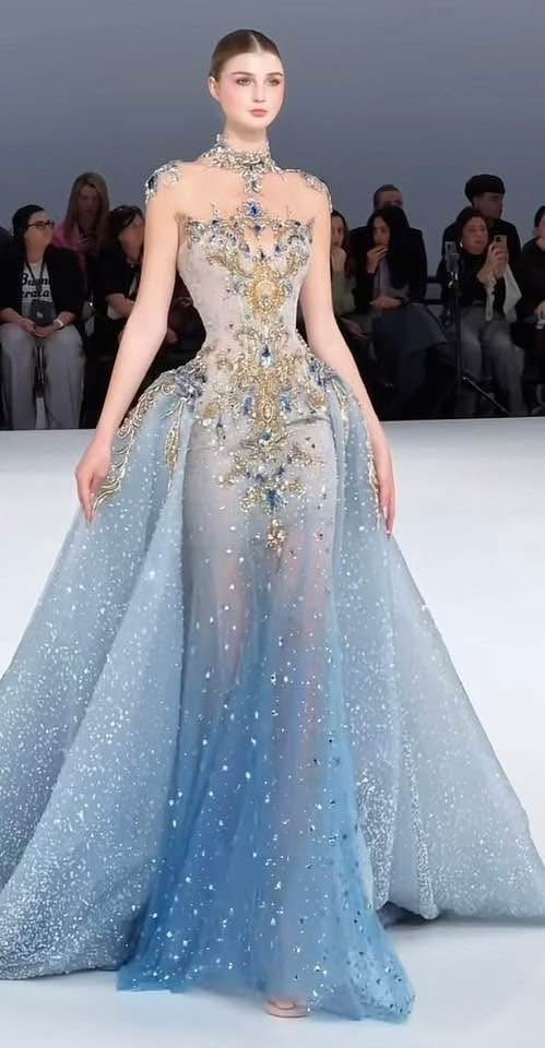 Elegantes, langes Meerjungfrauen-Abendkleid mit hohem Kragen aus blauem Tüll und goldenen Perlen – Inspiration für formelle Anlässe und Partys (AB1218)