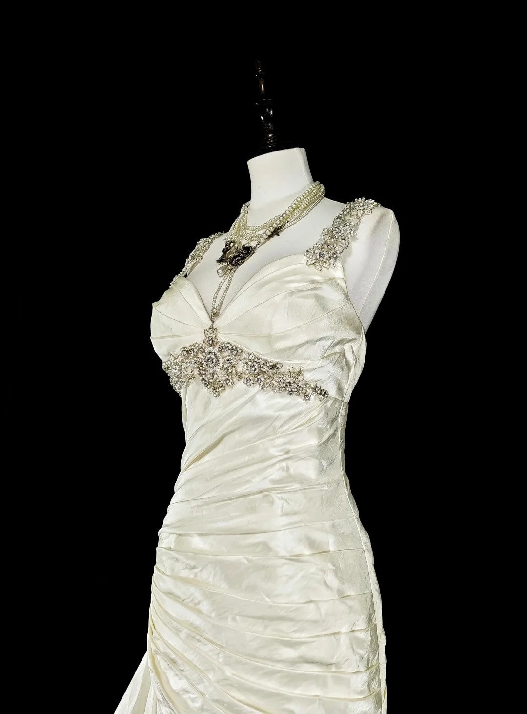 Robe de mariée sirène vintage années 80, décolleté cœur, couleur ivoire, longue et cintrée, référence N1609