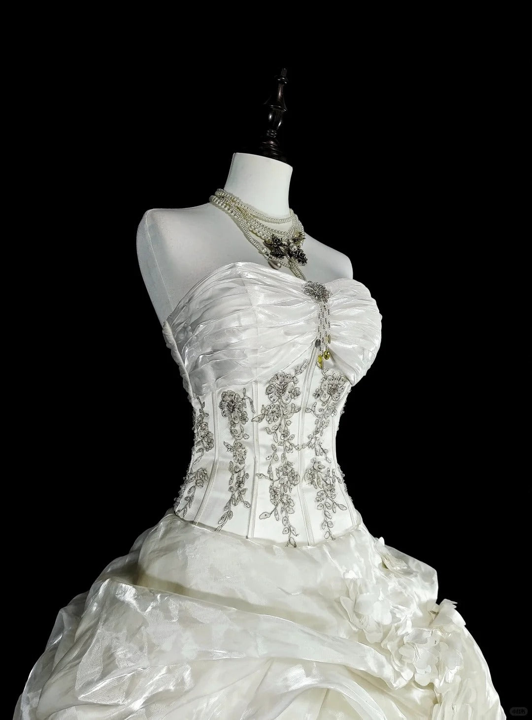 Robes de mariée romantiques Robe de bal bustier cœur ivoire avec cristaux perlés Longue robe de mariée N3412