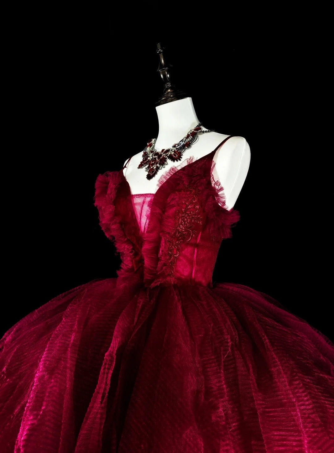Robe de bal élégante à fines bretelles en tulle bordeaux, inspiration robe de bal longue pour Sweet 16 N1826