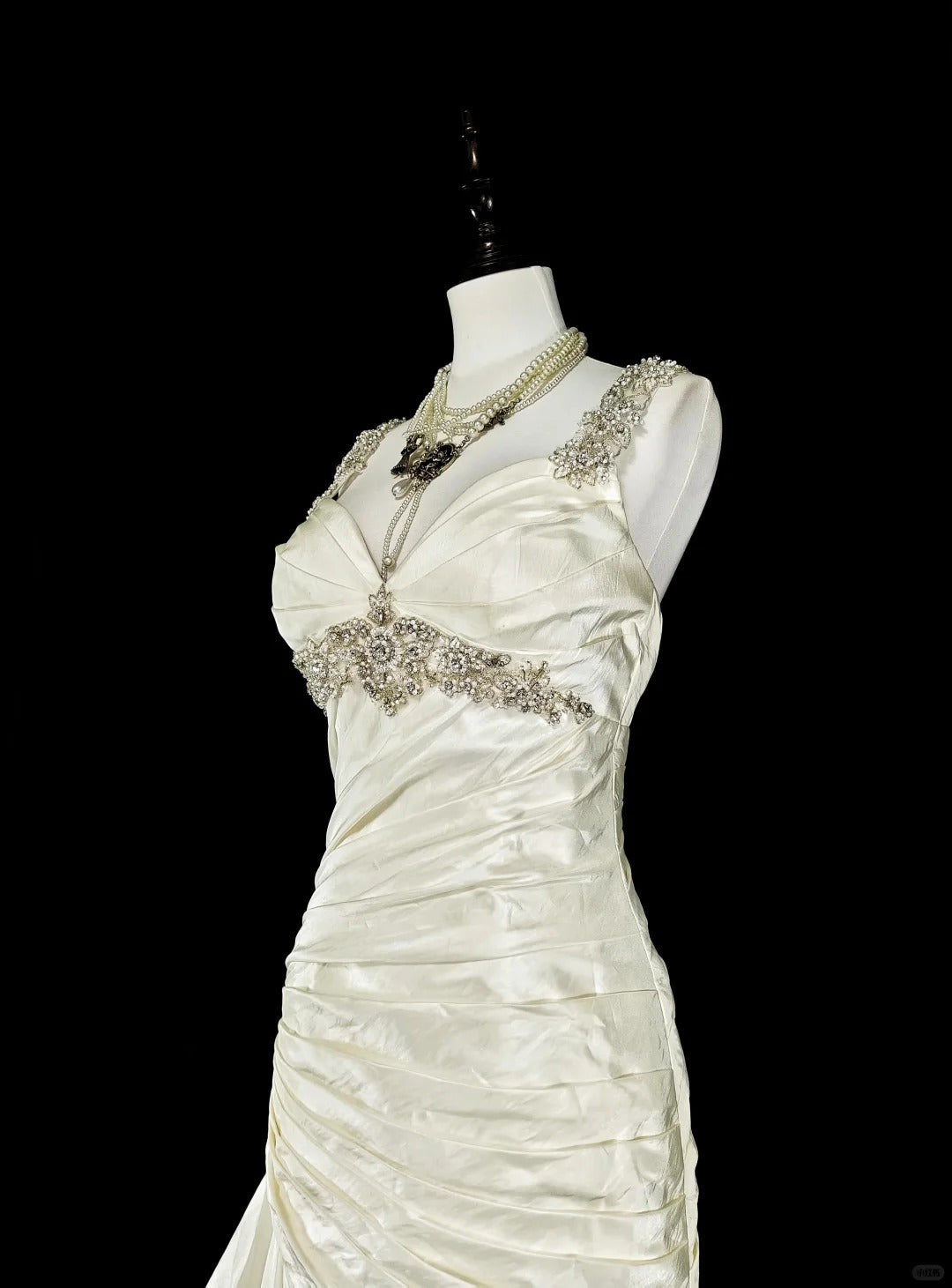 Unique Wedding Dresses Mermaid Sweetheart Satin Ruffled Sleeveless Ivory Long Brides Dress N3519