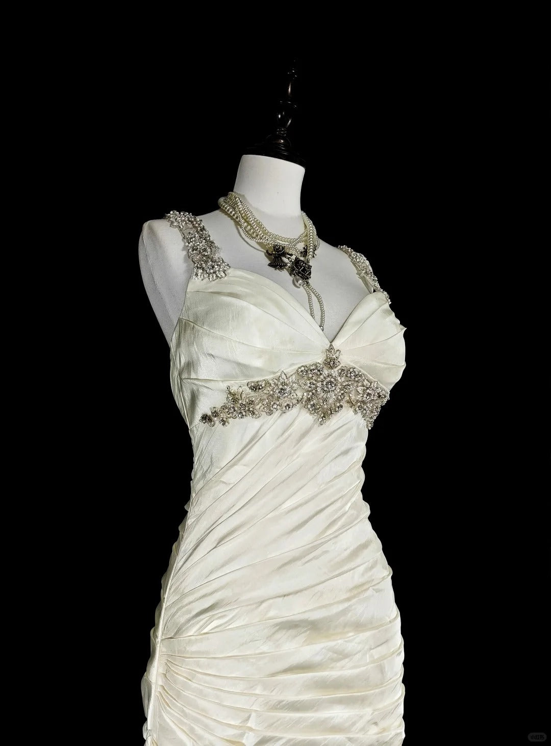 Unique Wedding Dresses Mermaid Sweetheart Satin Ruffled Sleeveless Ivory Long Brides Dress N3519