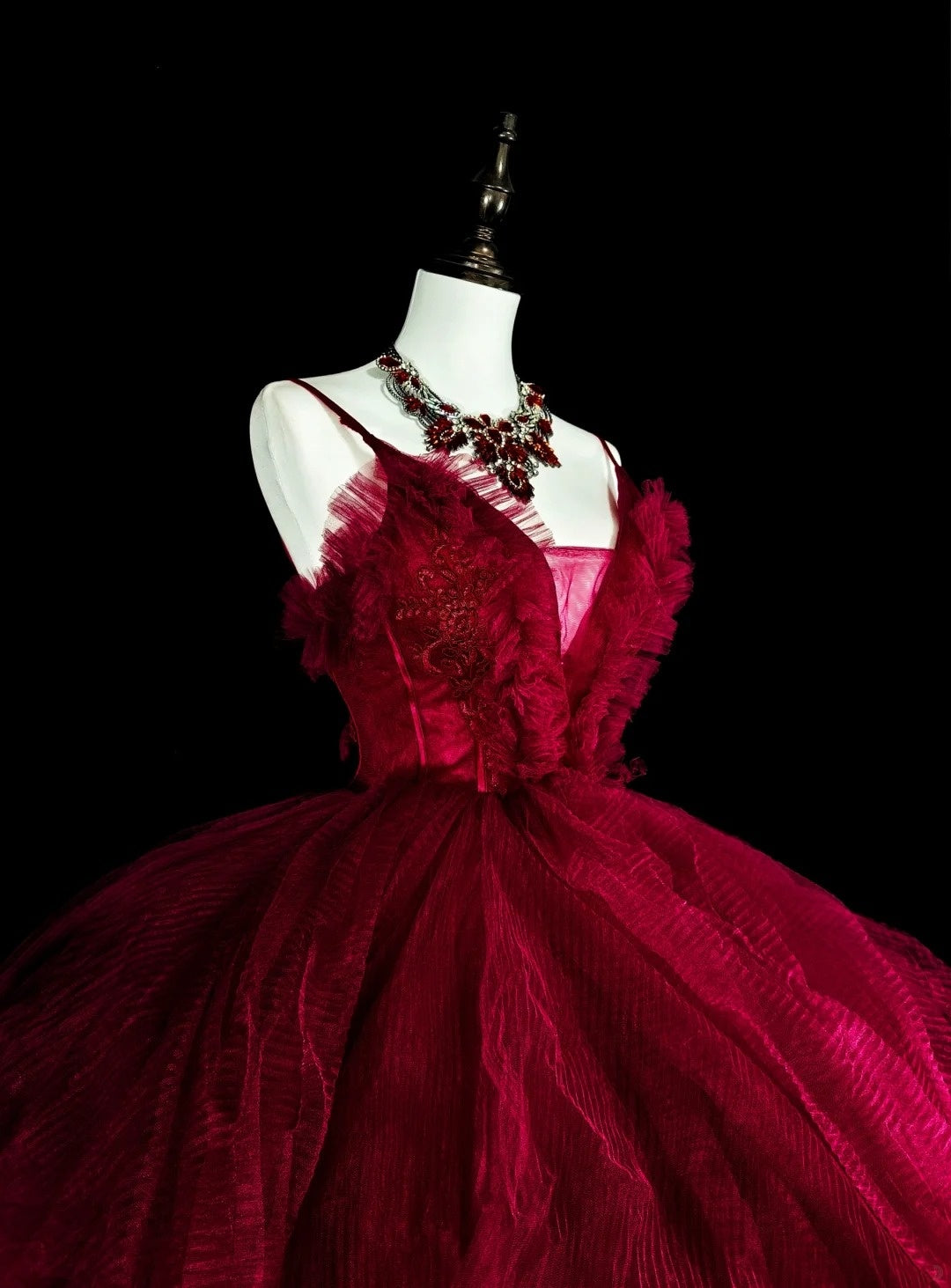 Robe de bal élégante à fines bretelles en tulle bordeaux, inspiration robe de bal longue pour Sweet 16 N1826